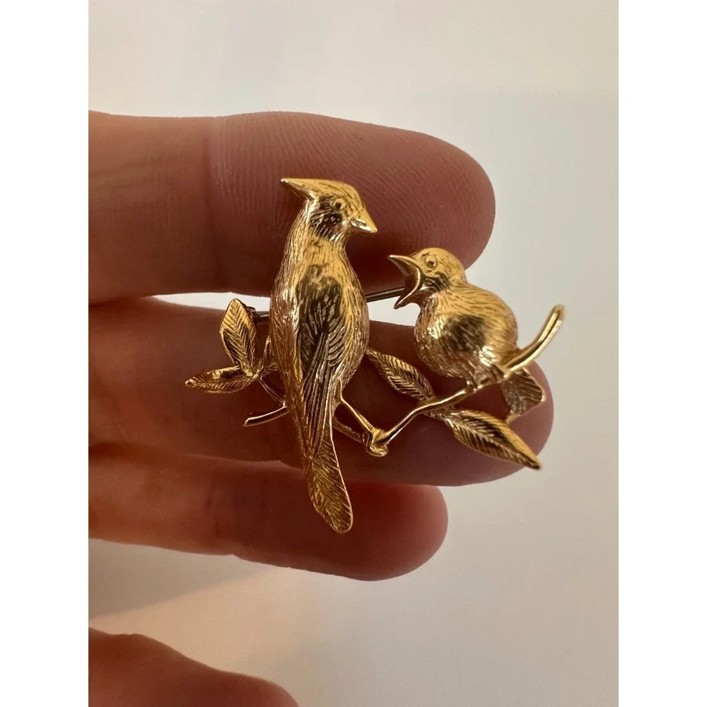 Krementz Brooch Birds Mother‎ Baby Pin Gold tone Beautiful Signed Vintage